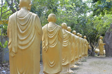 estatuas de monjes color oro en Vietnam cerca de Soc <trang