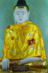 Buddha in der Shwedagon-Pagode in Yangon - obrazy, fototapety, plakaty
