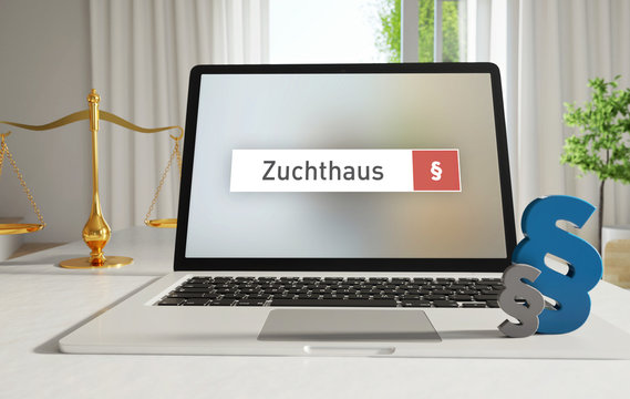 Zuchthaus &ndash; Laptop Monitor im B&uuml;ro mit Begriff im Suchfeld. Paragraf und Waage. Recht, Gesetz, Anwalt.