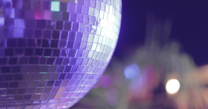 Palla da discoteca, disco ball con specchi che ruota in discoteca.