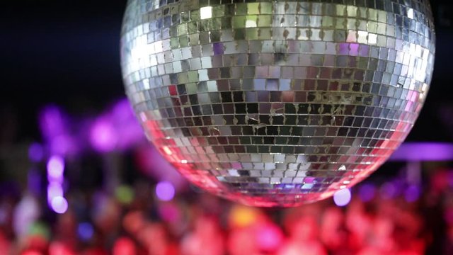 Palla da discoteca, disco ball con specchi che ruota in discoteca.