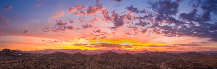 Foto op Plexiglas Zonsopgangpanorama over de sonorawoestijn van Arizona met lagen bergen die op hoogte zijn geschoten door een drone. © Jason Yoder