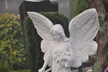 Friedhofsengel, ein schöner weißer Grabengel aus Marmor als Schutzgeist für den Verstorbenen
