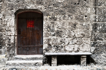 Steinmauer mit Tür und Bank 849414