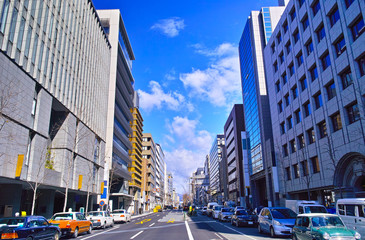 Fototapeta premium 京都市四条烏丸の四条通りの景観