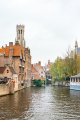 Fototapeta premium BRUGIA, BELGIA - 13 kwietnia 2018: Widok ulicy w centrum miasta w Brugii, Belgia
