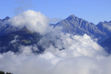 Fototapeta na wymiar Montagne sulle alpi avvolte dalle nuvole