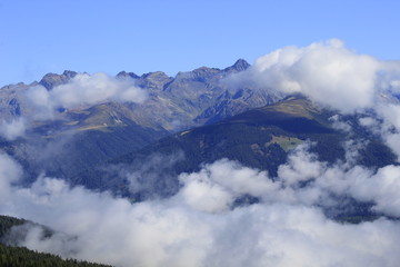 Fototapeta na wymiar Montagne avvolte tra le nuvole
