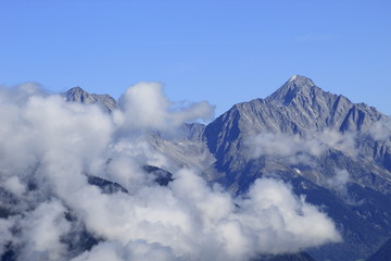 Fototapeta na wymiar Montagne, rocce e nuvole