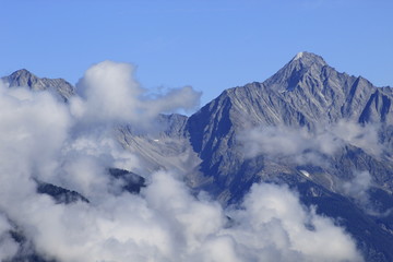 Fototapeta na wymiar Montagne, rocce e nuvole