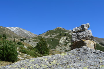 Cairn en montagne pour signaler le chemin, amas de cailloux