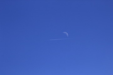 Rocce, cielo, luna e aereo