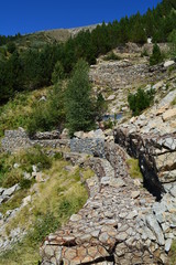 Gabion murs murets en montagne pour éviter les avalanches et éboulements