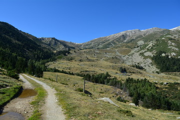 Paysages vastes de montagne des pyrénées orientales pour panoramiques dans le vallespir estables