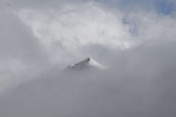 Cima di montagna sulle Alpi tra le nuvole