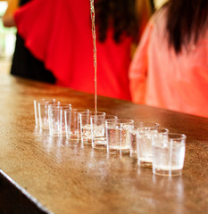Varios vasitos con aguardiente