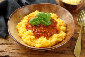 polenta con ragu'  bolognese  sfondo rustico