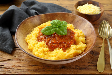 polenta con ragu'  bolognese  sfondo rustico