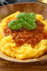 polenta con ragu'  bolognese  sfondo rustico