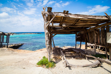 Fototapeta na wymiar Costruzione in legno per riparare le barche sulla spiaggia di Formentera, in Spagna