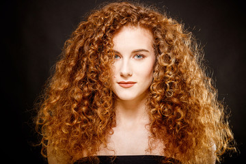 Hübsche Frau mit roten Locken