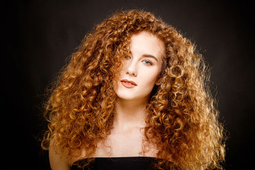 Schöne Frau mit roter Löwenmähne