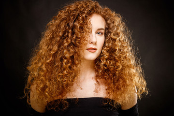  lockiges Haar bedeckt das Gesicht