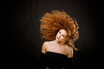 Frau schwingt Wallemähne hin und her