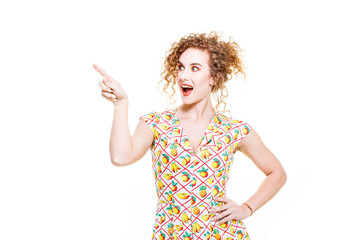 Frau in farbigem Kleid zeigt mit dem Finger auf etwas