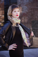 Obraz premium young woman in the city