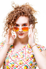 Junge Frau posiert mit einer farbigen Sonnenbrille