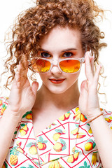 Portrait einer schönen Frau mit bunter Sonnenbrille