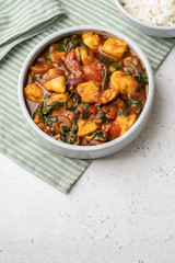 Bombay chicken curry with spinach, tomato and onion