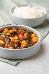 Bombay chicken curry with spinach, tomato and onion