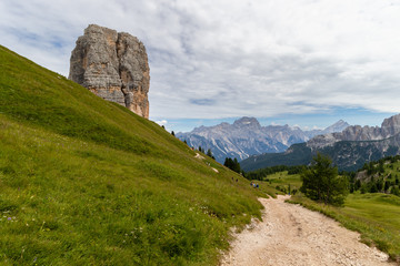 Obraz premium Cinque Torri The giant 5 torri moumnatins in italian Alps