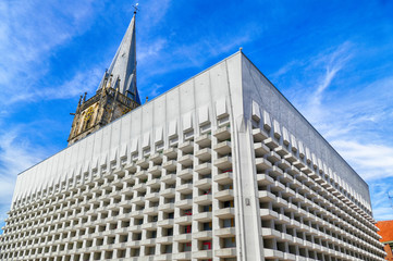 Historischer Kirchturm und neue Kirche in Ahaus in Westfalen