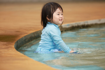 水遊びする女の子