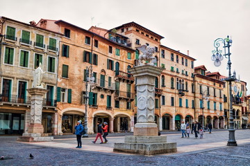 Fototapeta na wymiar piazza delle liberta in bassano del grappa, italien