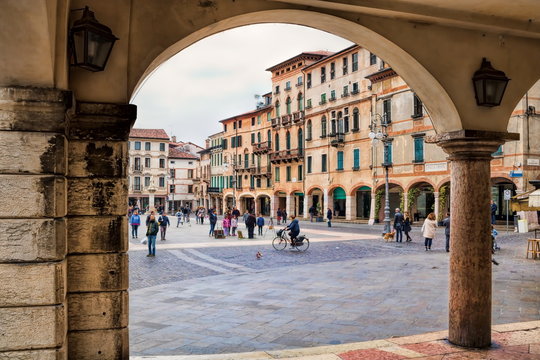 arkaden an der piazza della liberta in bassano del grappa, italien