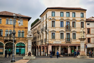 Fototapeta na wymiar piazza liberta in bassano del grappa, italien