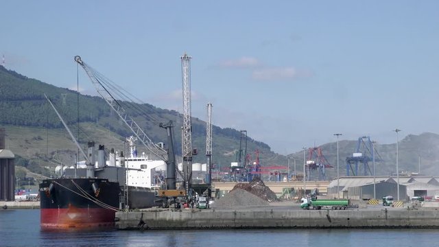 buque cargando y gruas en puerto