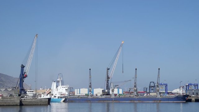 Buque de carga atracado