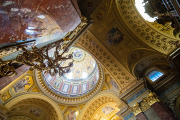 Fototapeta na wymiar Inside view of St. Stephen Basilica in Budapest