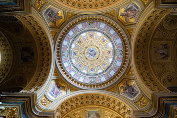 Fototapeta na wymiar Inside view of St. Stephen Basilica in Budapest