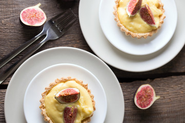 tartlets with custard cream and figs