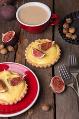 tartlets with custard cream and figs