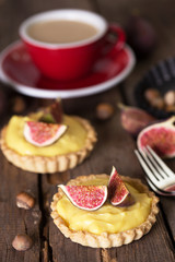 tartlets with custard cream and figs