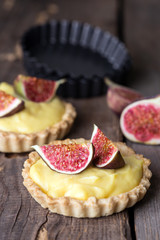 tartlets with custard cream and figs