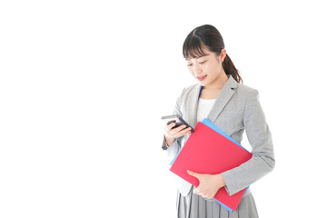 オフィスでスマートフォンを使う若いビジネスウーマン
