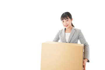 荷物を運ぶ若いビジネスウーマン